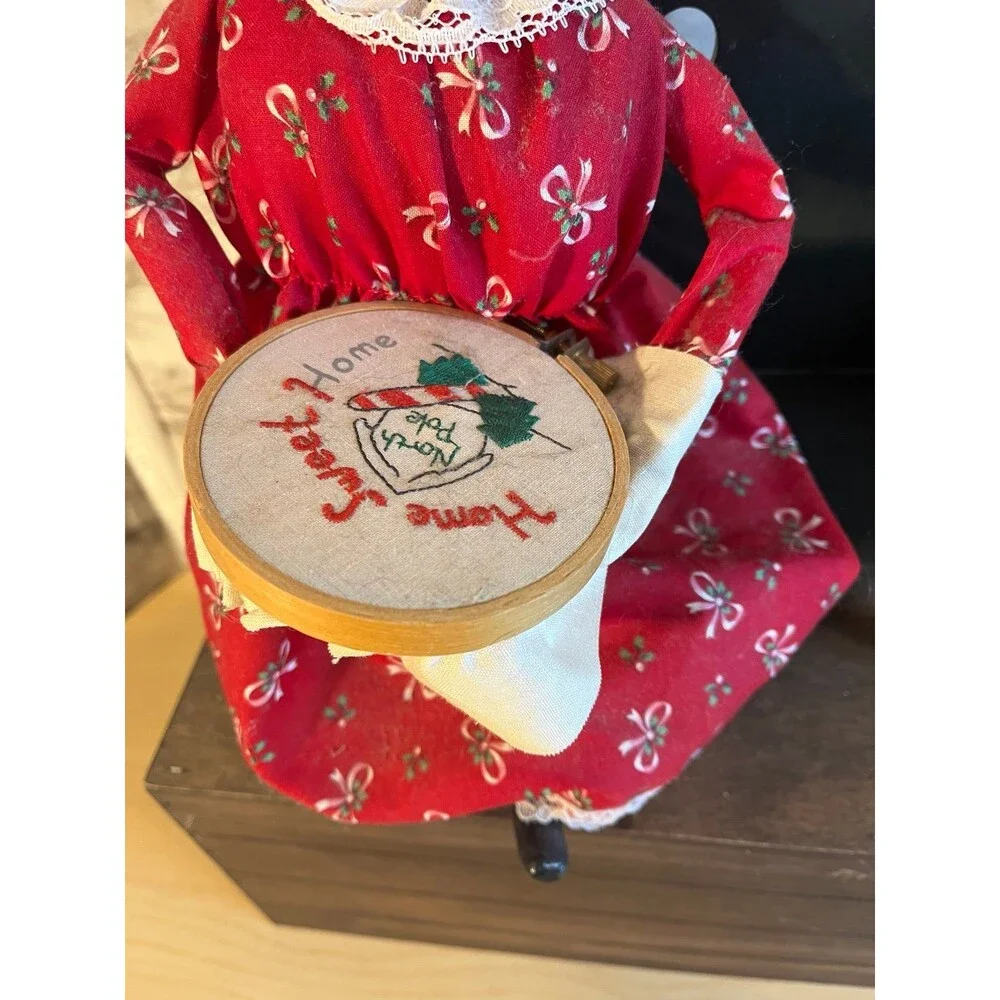 1995 Byers Choice Caroler Mrs Claus Needlework Home Sweet Home